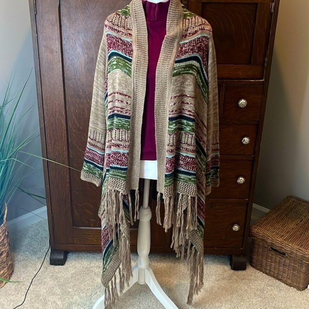 Long boho open front cardigan SZ SM but runs big. Tapered bottom with fringe